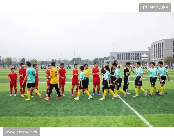 佛山市高明区“校超”足球联赛激战,池明华现场鼓励小球员 佛山市高明区“校超”足球联赛激战,池明华现场鼓励小球员